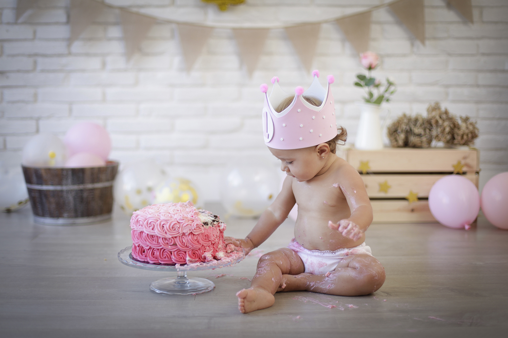 Bebé De 1 Año Celebrando El Primer Cumpleaños En La Habitación